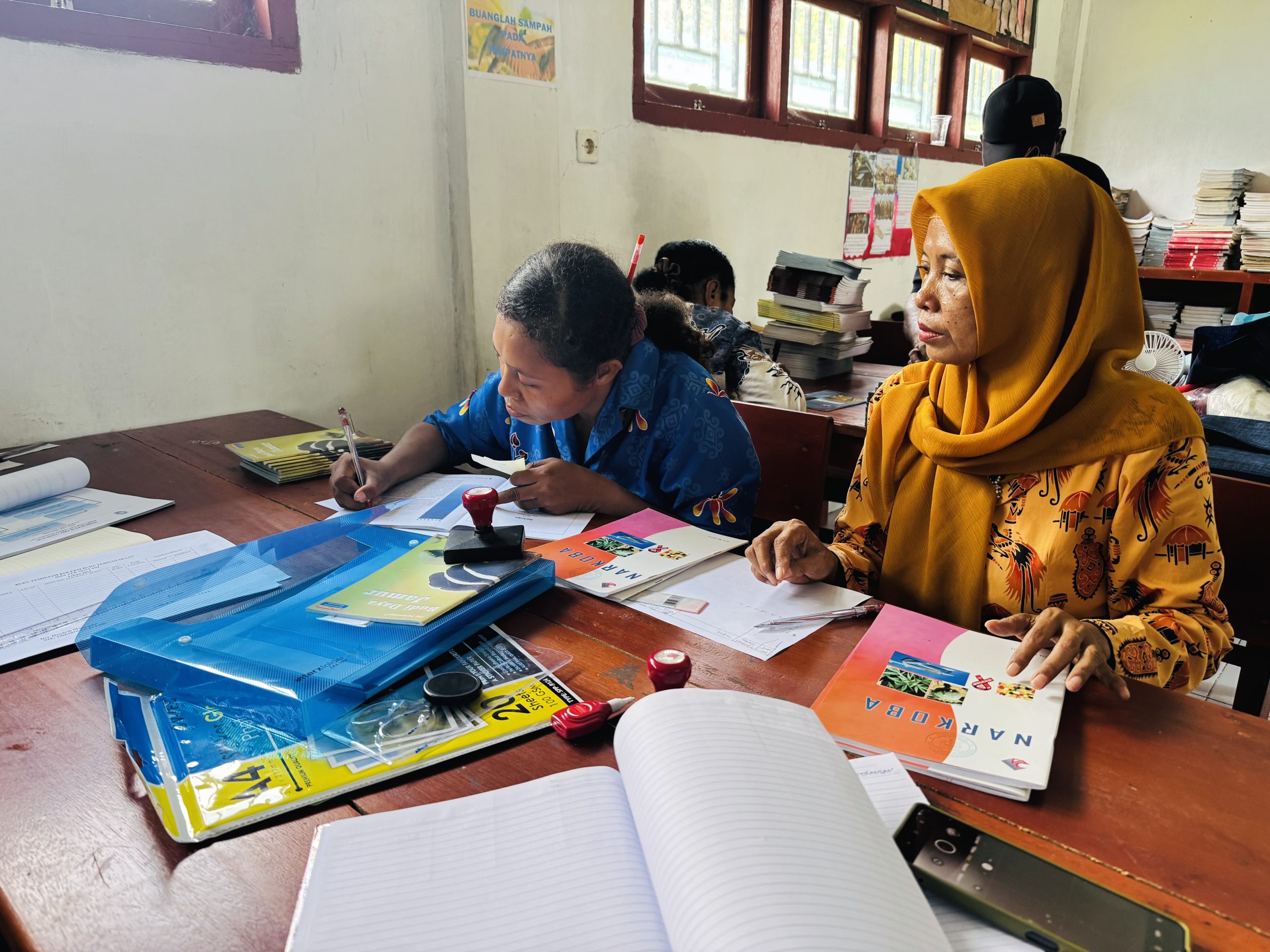 Pendampingan pengelolaan Perpustakaan SMA YPK Sentani