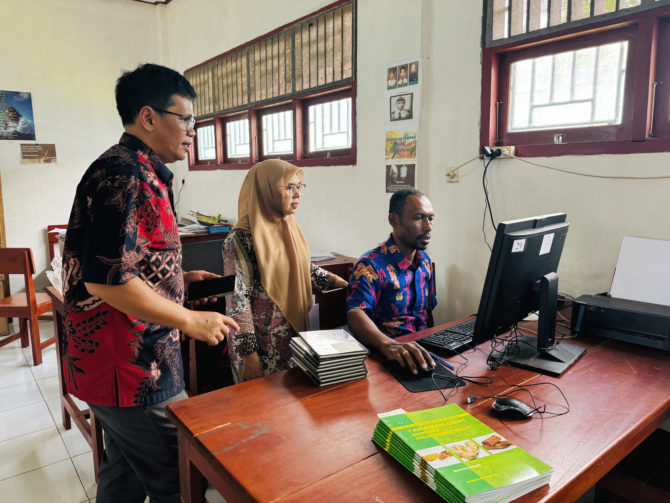 Pendampingan penggunaan aplikasi INLISLite di Perpustakaan SMA YPK Sentani