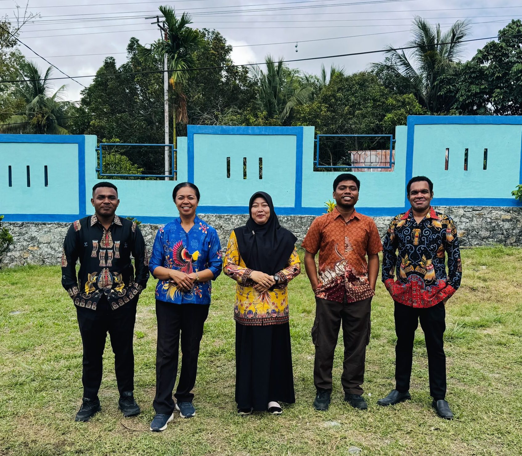 Guru-guru SMA YPK Sentani dalam suasana peringatan Hari Batik Nasional 2026