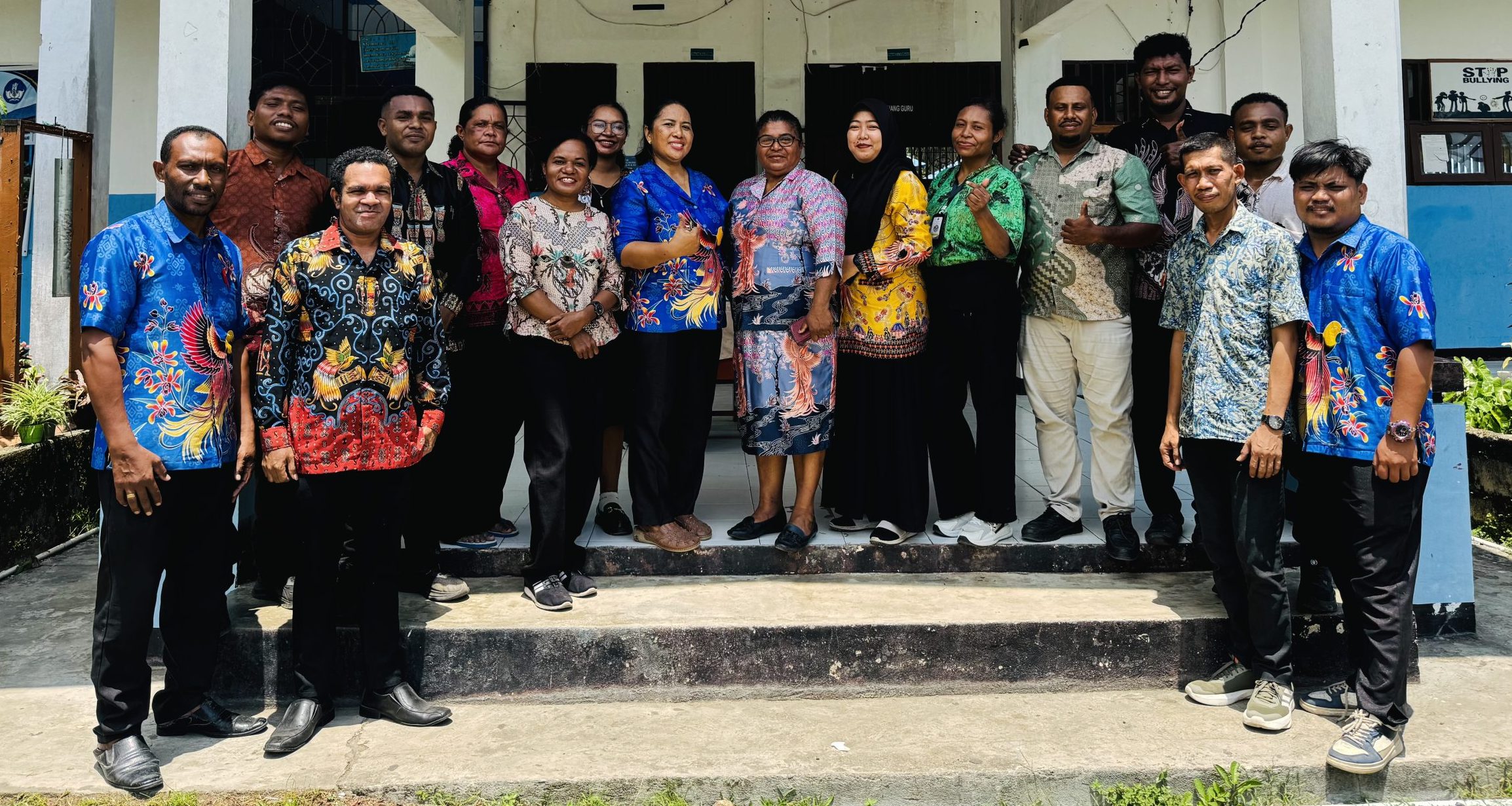 Guru-guru SMA YPK Sentani mengenakan batik dalam rangka Hari Batik Nasional 2 Oktober 2026